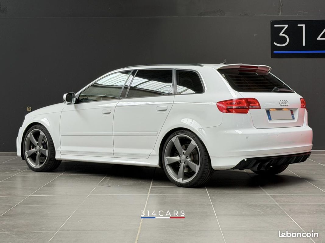 Audi RS3 Sportback 2011 — vue 2