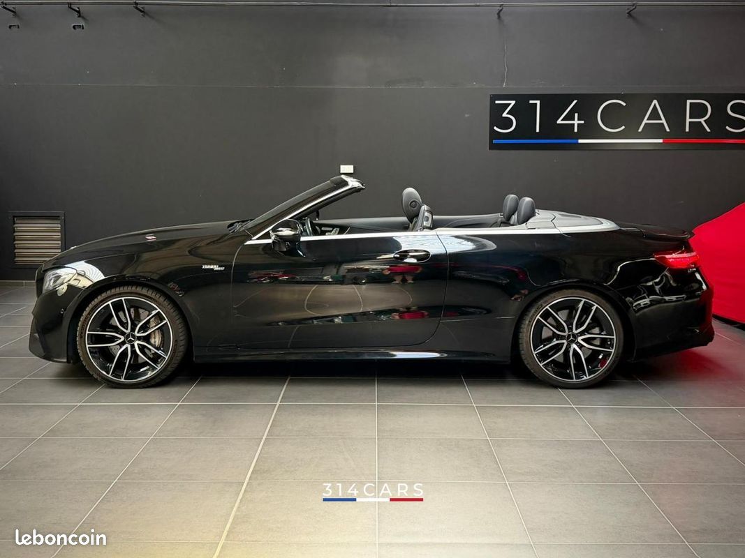 Mercedes Classe E Cabriolet noire vue de profil dans le showroom 314CARS