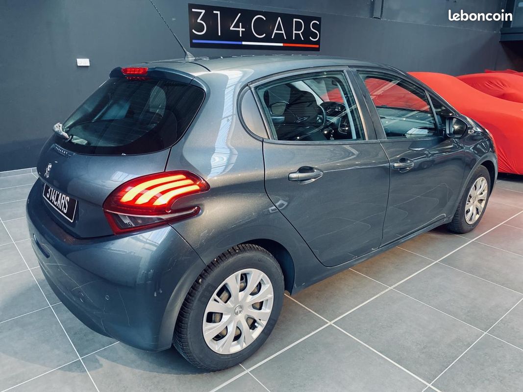 Peugeot 208 1.2 PureTech 82 BVM5 Active 2015 — vue 5