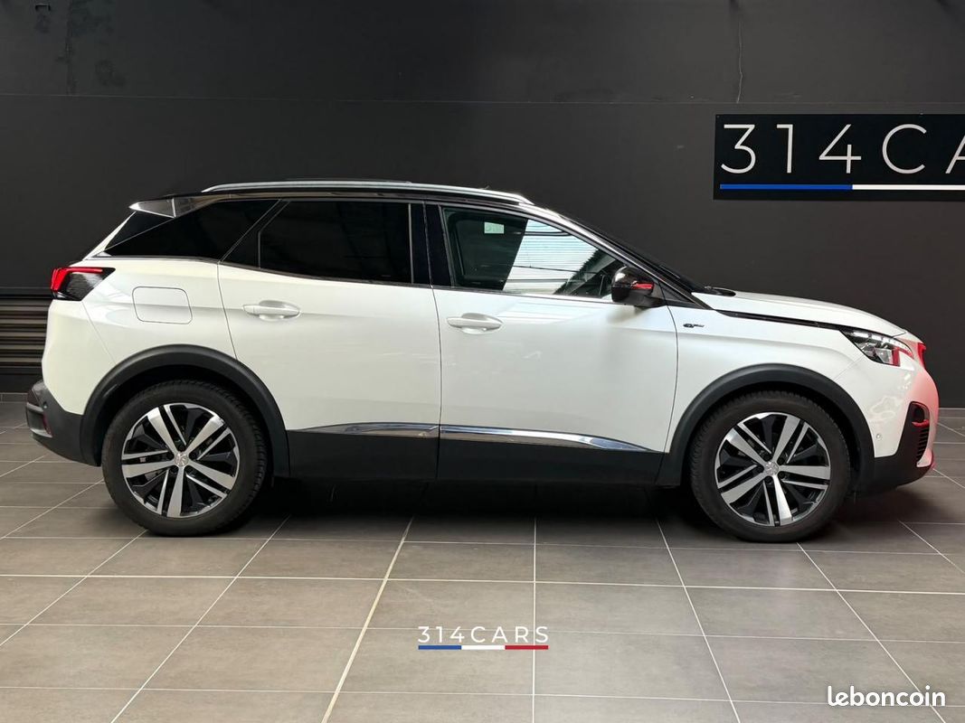 Profil droit du Peugeot 3008 blanc, portes fermées et roues visibles