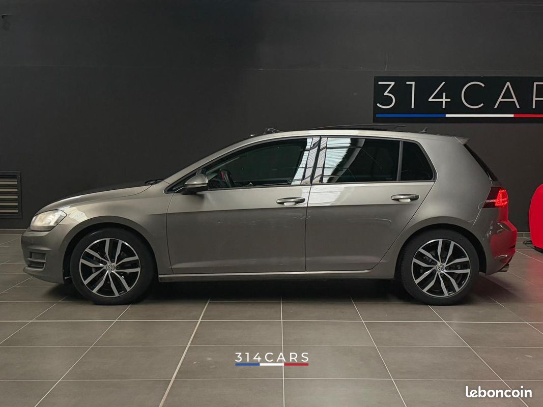 Profil gauche d’une Volkswagen Golf grise présentée par 314CARS